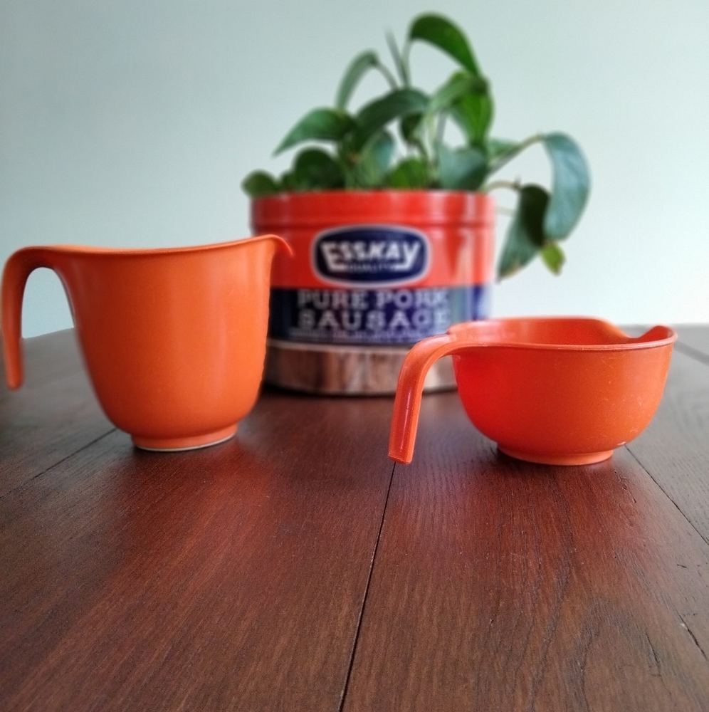 Retro Rubbermaid measuring cups